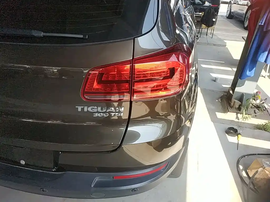 VOLKSWAGEN TIGUAN