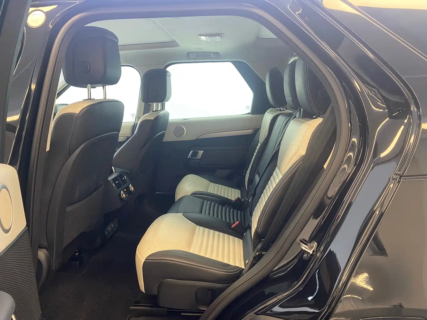 Land Rover Discovery 2024 360PS Dynamic SE фото 7