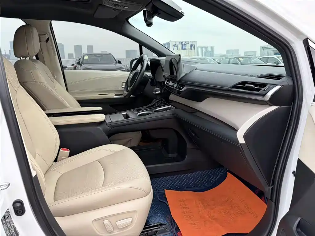 Toyota Sienna 2021 2.5L Hybrid Premium Edition фото 15