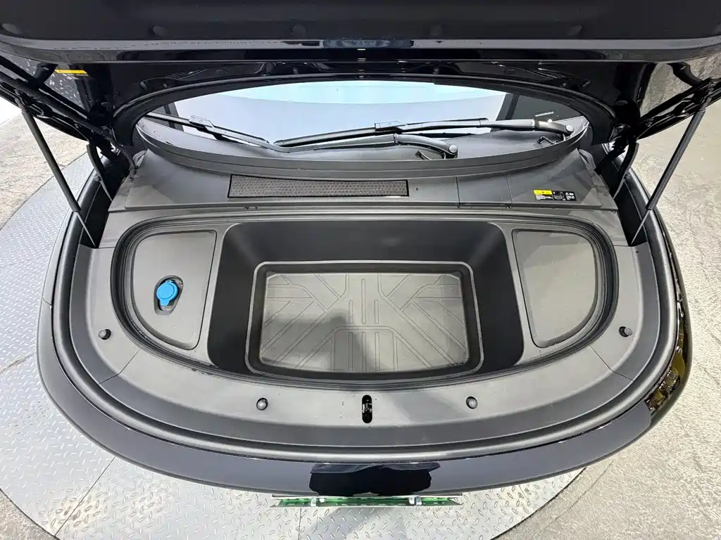 Li Auto i6 2026 2025 4WD Base Model