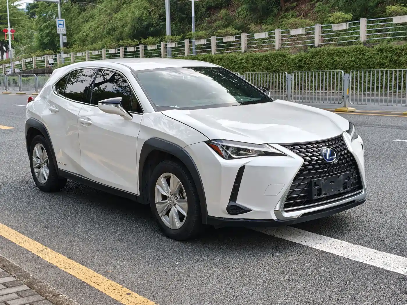 Фото 2 - Lexus UX