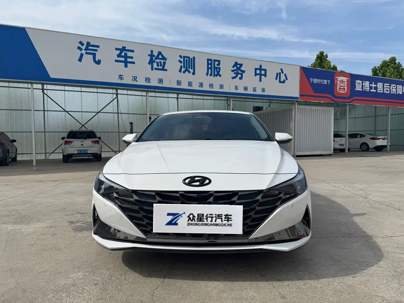 Hyundai Elantra 2021 1.5L CVT LUX Premium Edition фото 2