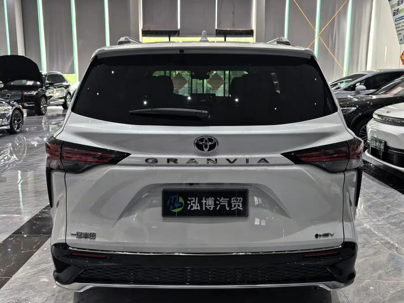 Toyota Granvia 2024 2.5L Hybrid Premium PLUS фото 14
