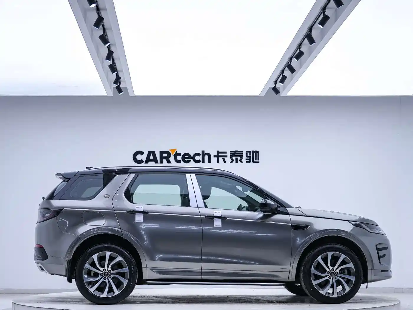 Land Rover Discovery Sport 2022 Model 249PS R-Dynamic S Performance Edition 5-Seater фото 5
