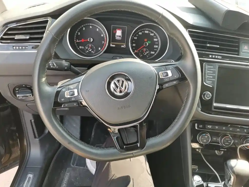 Фото 11 - Volkswagen Tiguan L