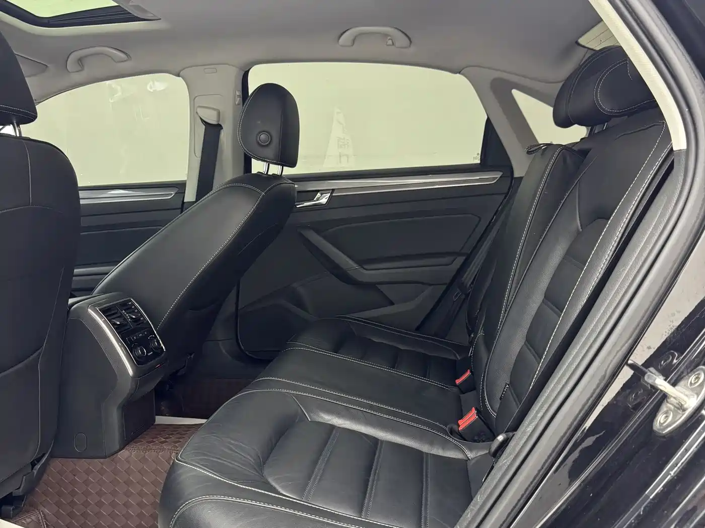 Volkswagen Passat 2017 330TSI DSG Prestige фото 16