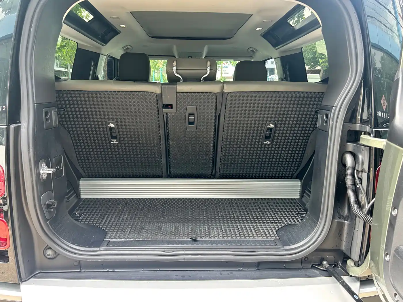 Photo 11 - Land Rover Defender