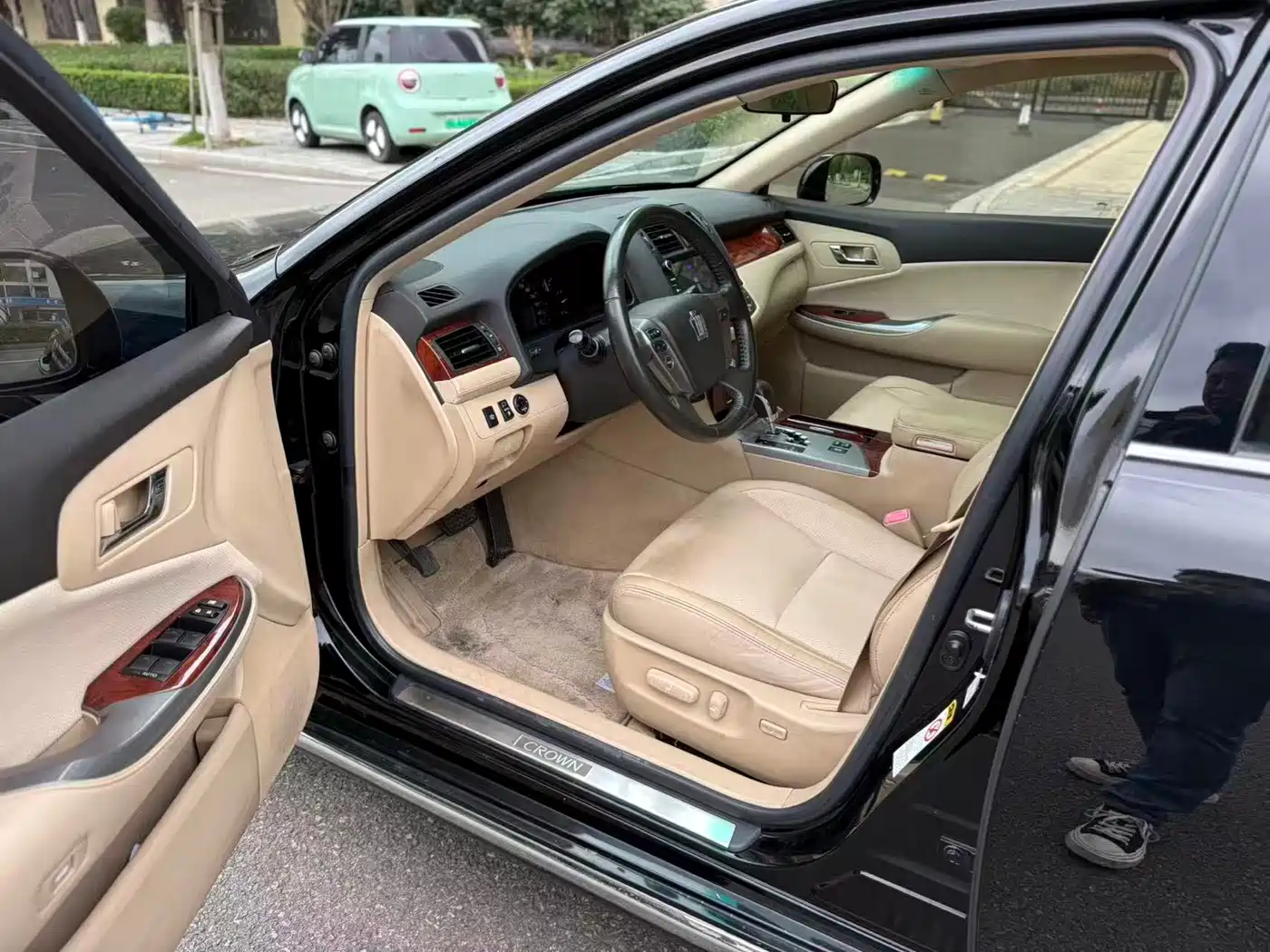 Toyota Crown 2012 2.5L Royal Leather Edition фото 6