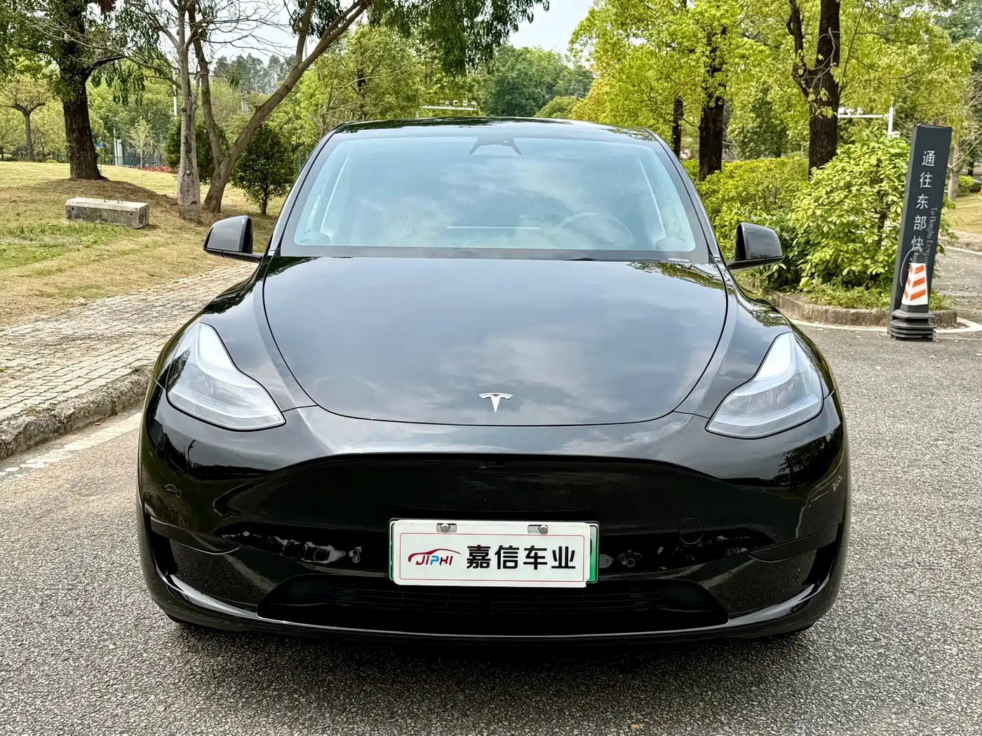 TESLA MODEL Y