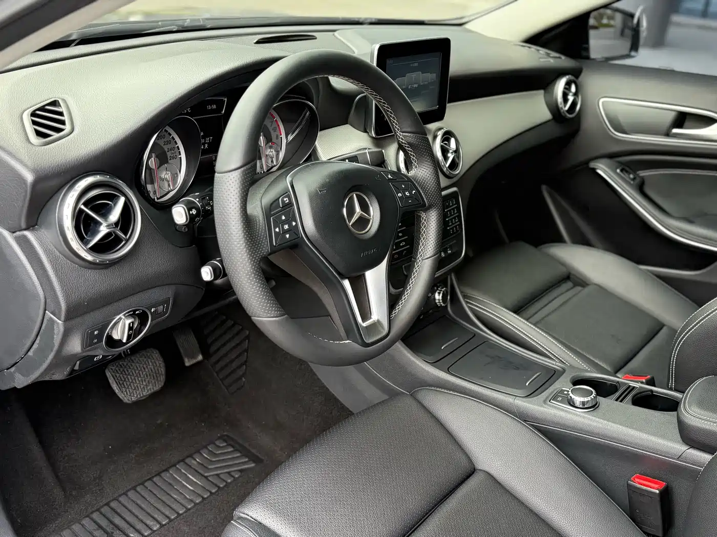 Mercedes-Benz GLA 2016 GLA 200 Dynamic фото 12