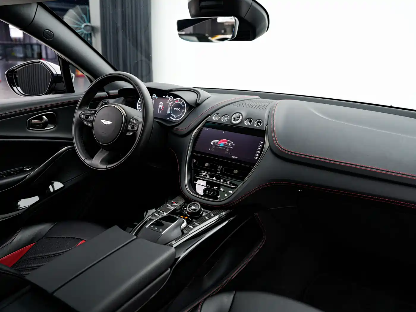 ASTON MARTIN DBX