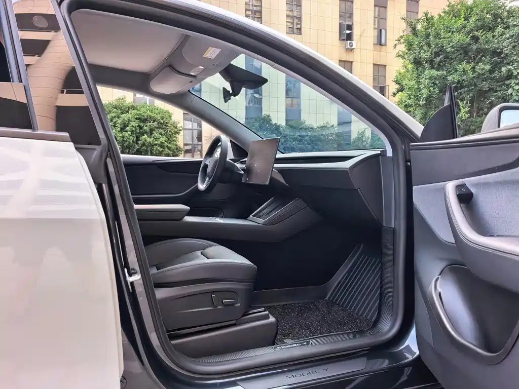 Photo 19 - Tesla Model Y