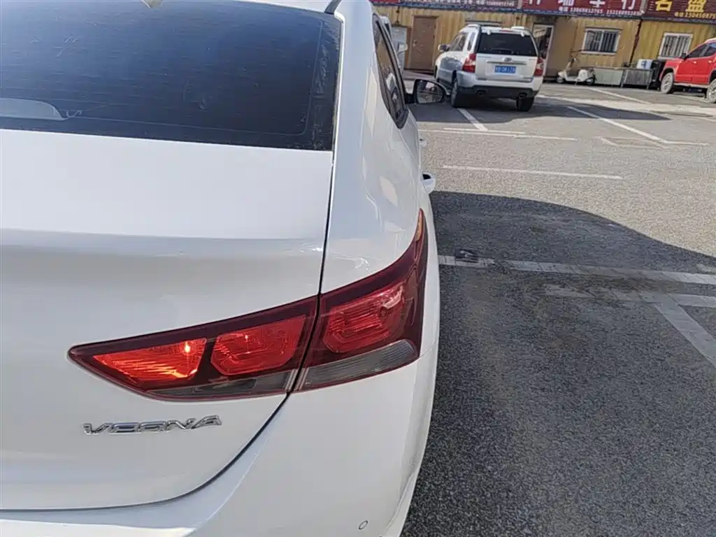 Hyundai Verna 2016 1.4L Manual Cool Edition GLS фото 8