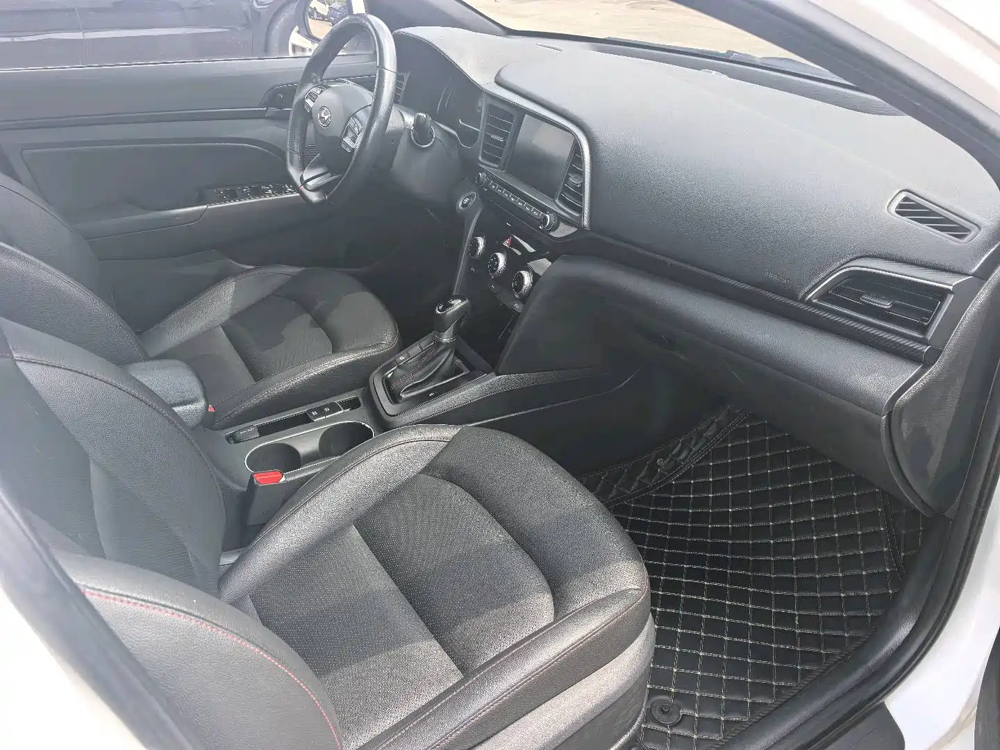 Фото 4 - Hyundai Elantra