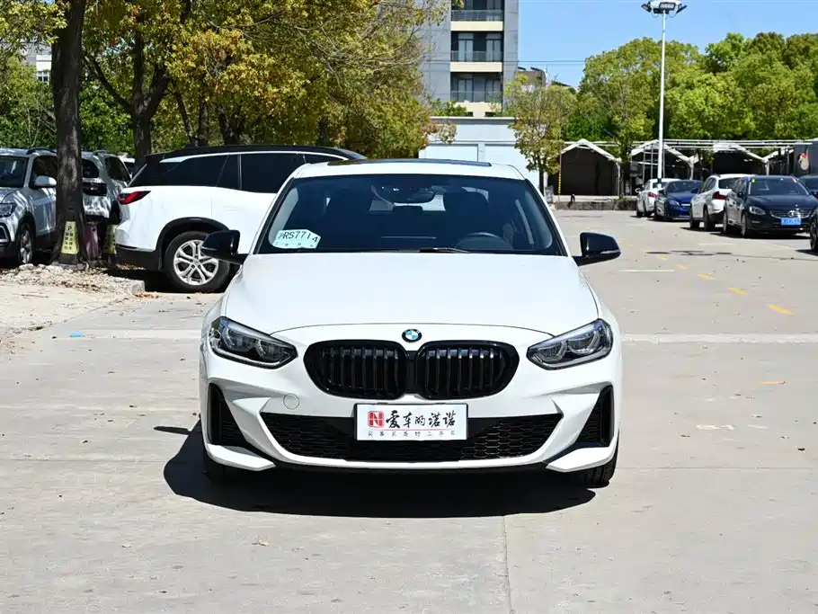 BMW 1 Series 2023 125i M Sport Shadow Edition фото 2