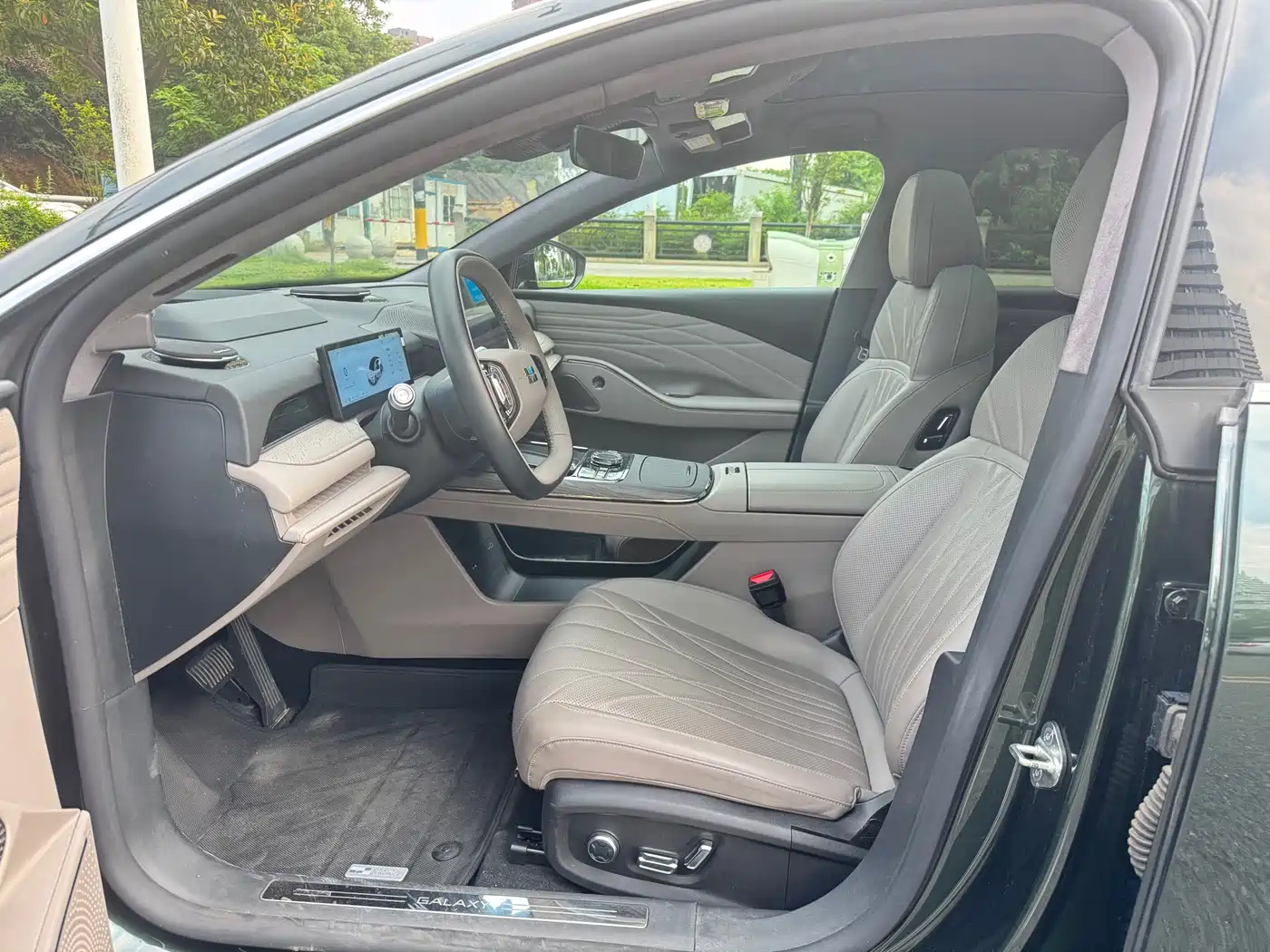 Geely Galaxy Galaxy Xingyao 8 2025 130km EM-i Premium Edition фото 6