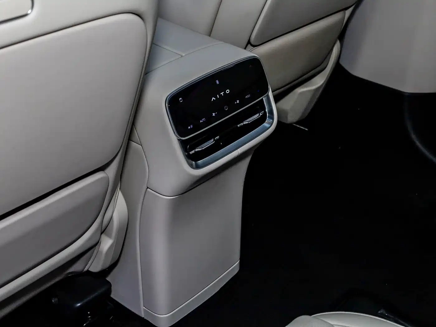 AITO Wenjie AITO M8 2025 Model Extended Range Max+ Edition 53.4kWh 6-Seater фото 28