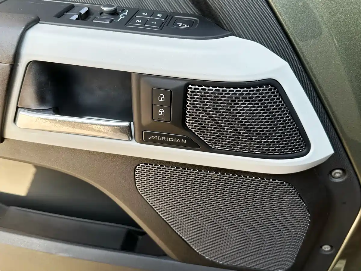 Land Rover Defender 2022 Model 90 3.0T P400 XS фото 10