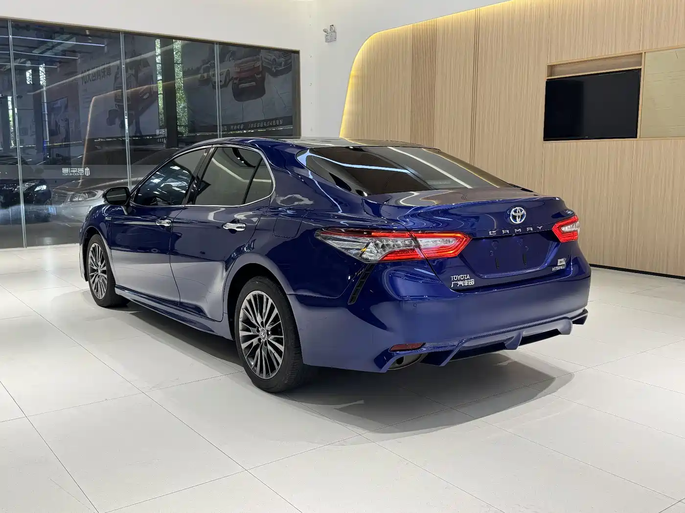 Toyota Camry 2018 Hybrid 2.5HG Luxury Edition фото 7