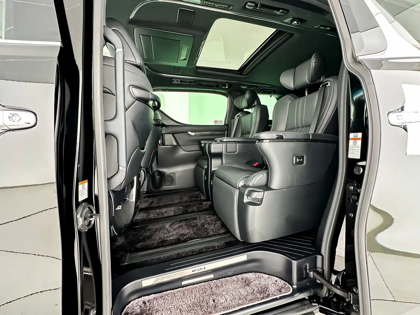 Lexus LM 2020 300h Seven-Seater Elegance Edition фото 14