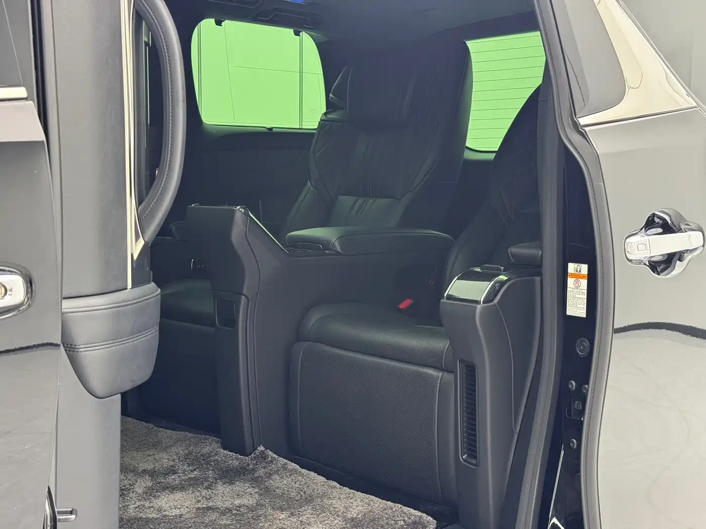 Lexus LM 2020 300h 4-Seat Imperial Edition фото 7