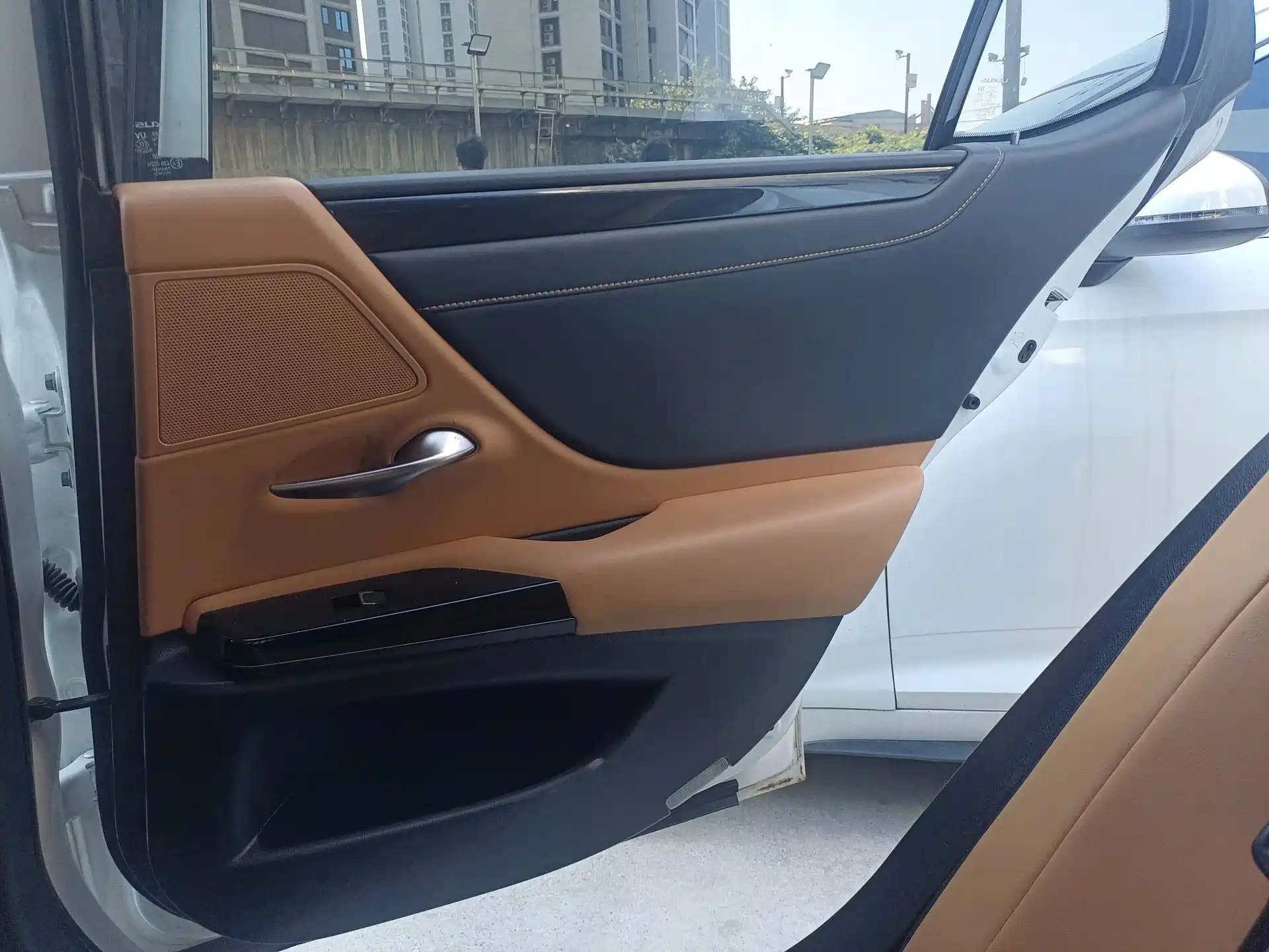 Photo 24 - Lexus ES