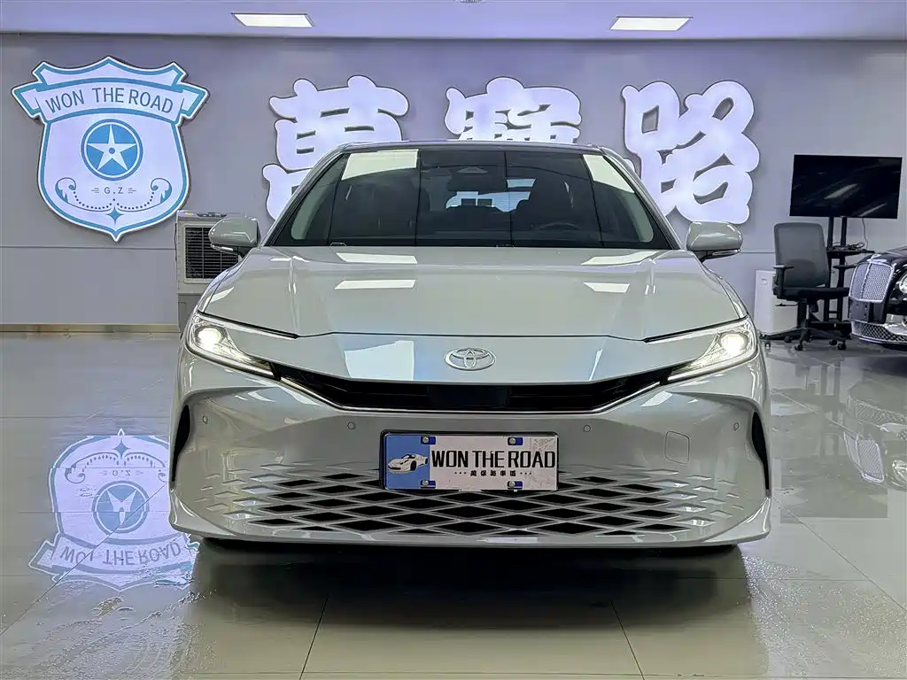 Toyota Camry 2024 Hybrid 2.0HG Premium Edition фото 2