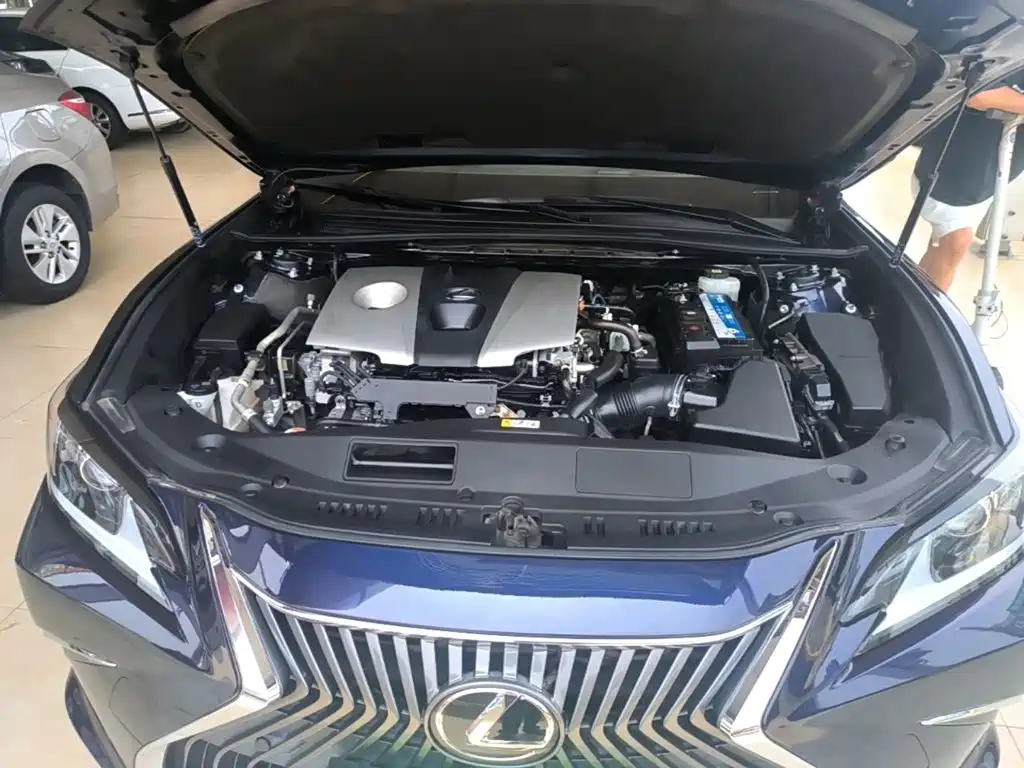 Photo 20 - Lexus ES