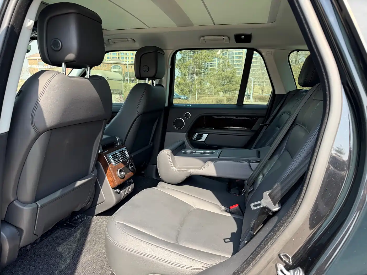 Land Rover Range Rover 2022 3.0 L6 360PS Golden Age Edition фото 10