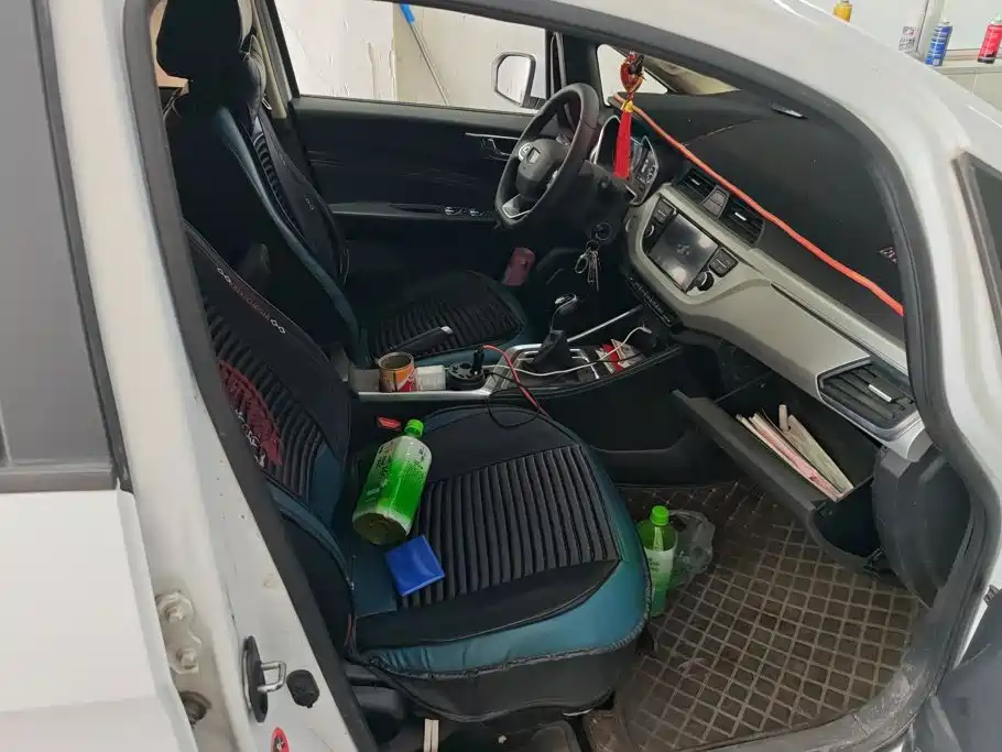 Фото 8 - Geely Vision X3