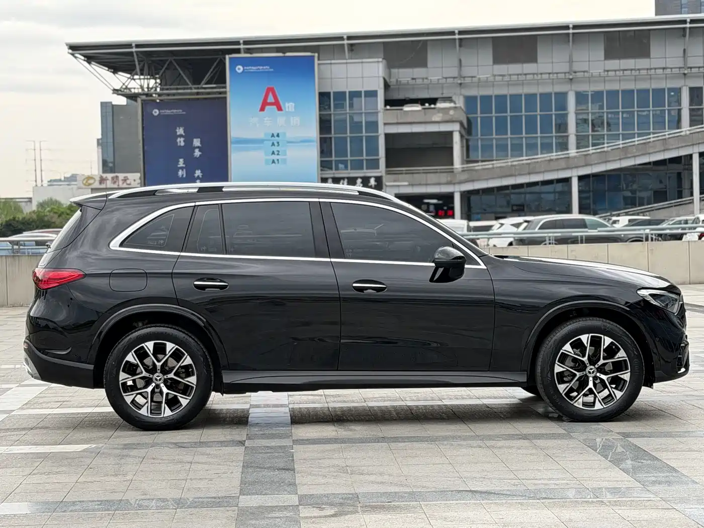 Mercedes-Benz GLC 2024 GLC 260 L 4MATIC Luxury 5-seater фото 8