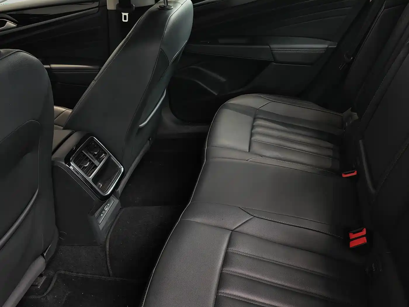 Volkswagen Passat 2024 280TSI Business Edition фото 11