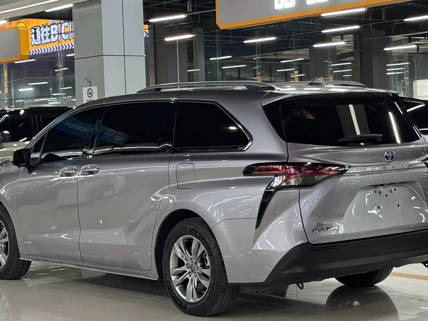 Toyota Sienna 2023 2.5L Hybrid Comfort Edition фото 4