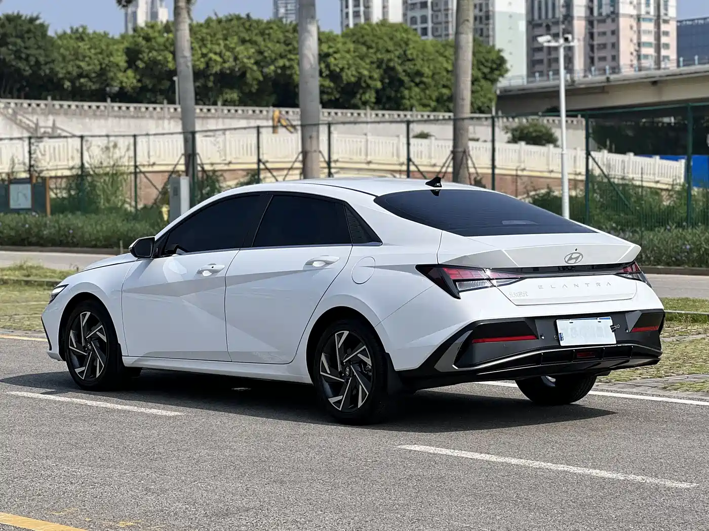 Hyundai Elantra 2023 1.5L CVT GLX Elite Edition фото 6