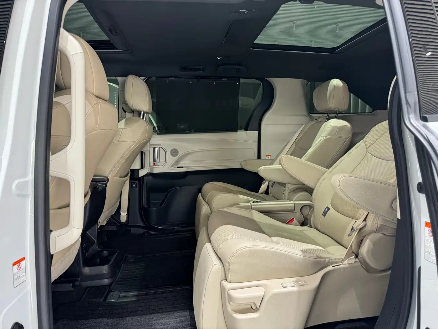 Toyota Granvia 2023 2.5L Hybrid VIP Edition фото 8