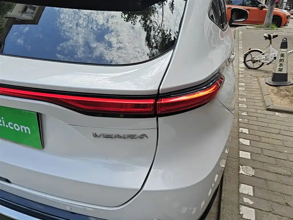 Toyota Venza 2022 2.0L CVT 2WD Premium фото 8