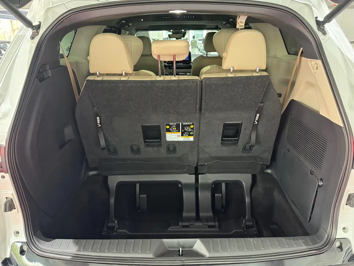 Toyota Granvia 2023 2.5L Hybrid VIP Edition фото 27