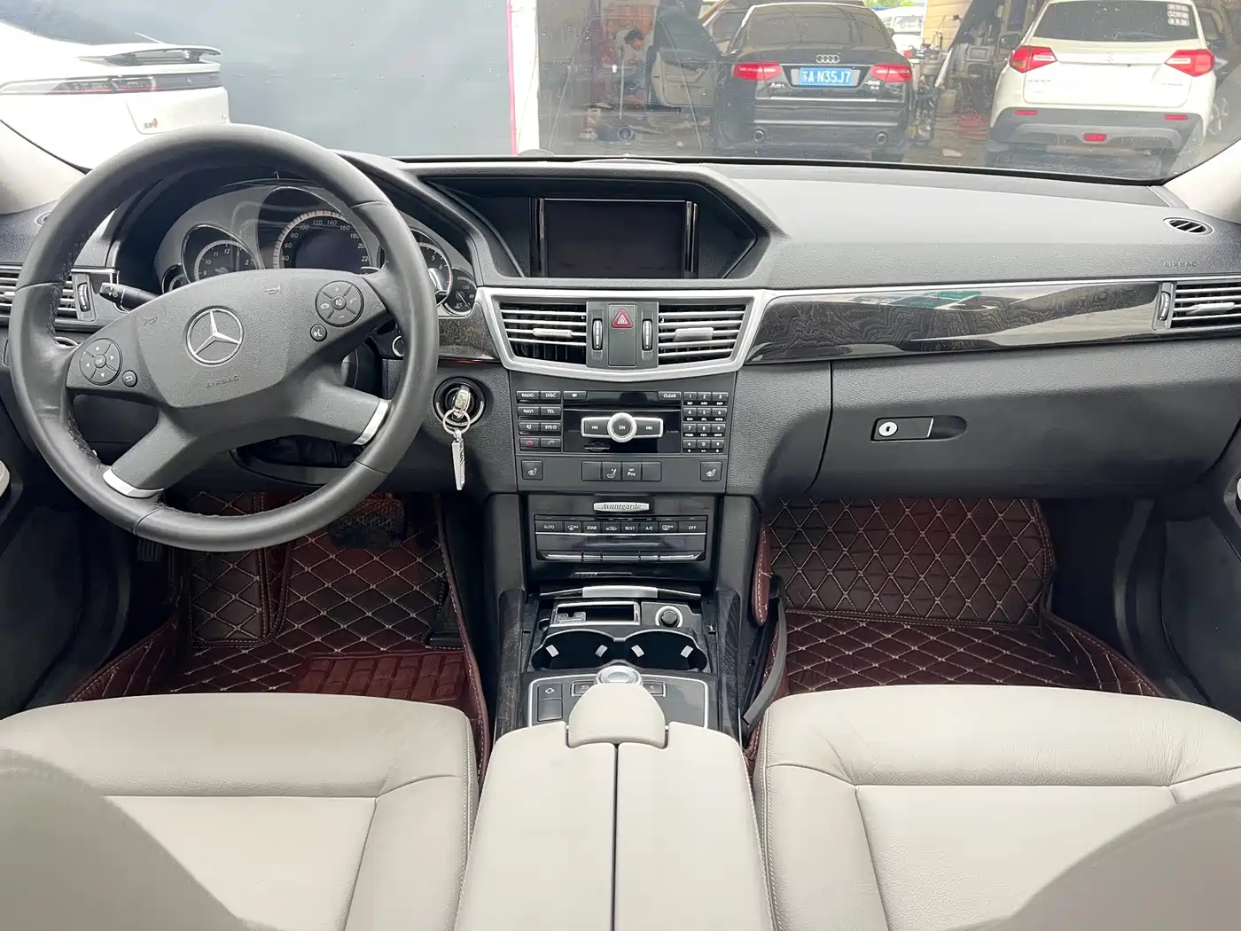 Photo 15 - Mercedes-Benz E-Class