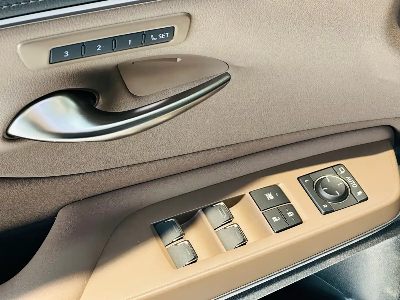 Lexus ES 2025 200 Ultimate Edition фото 18