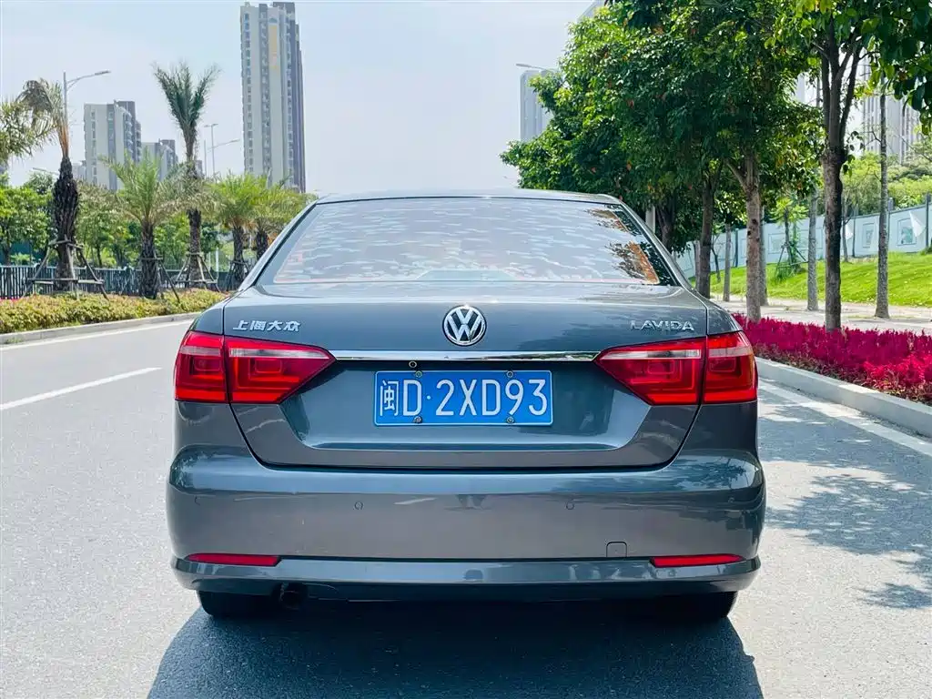 Volkswagen Lavida 2013 Facelift Classic 1.6L Automatic Comfort фото 5