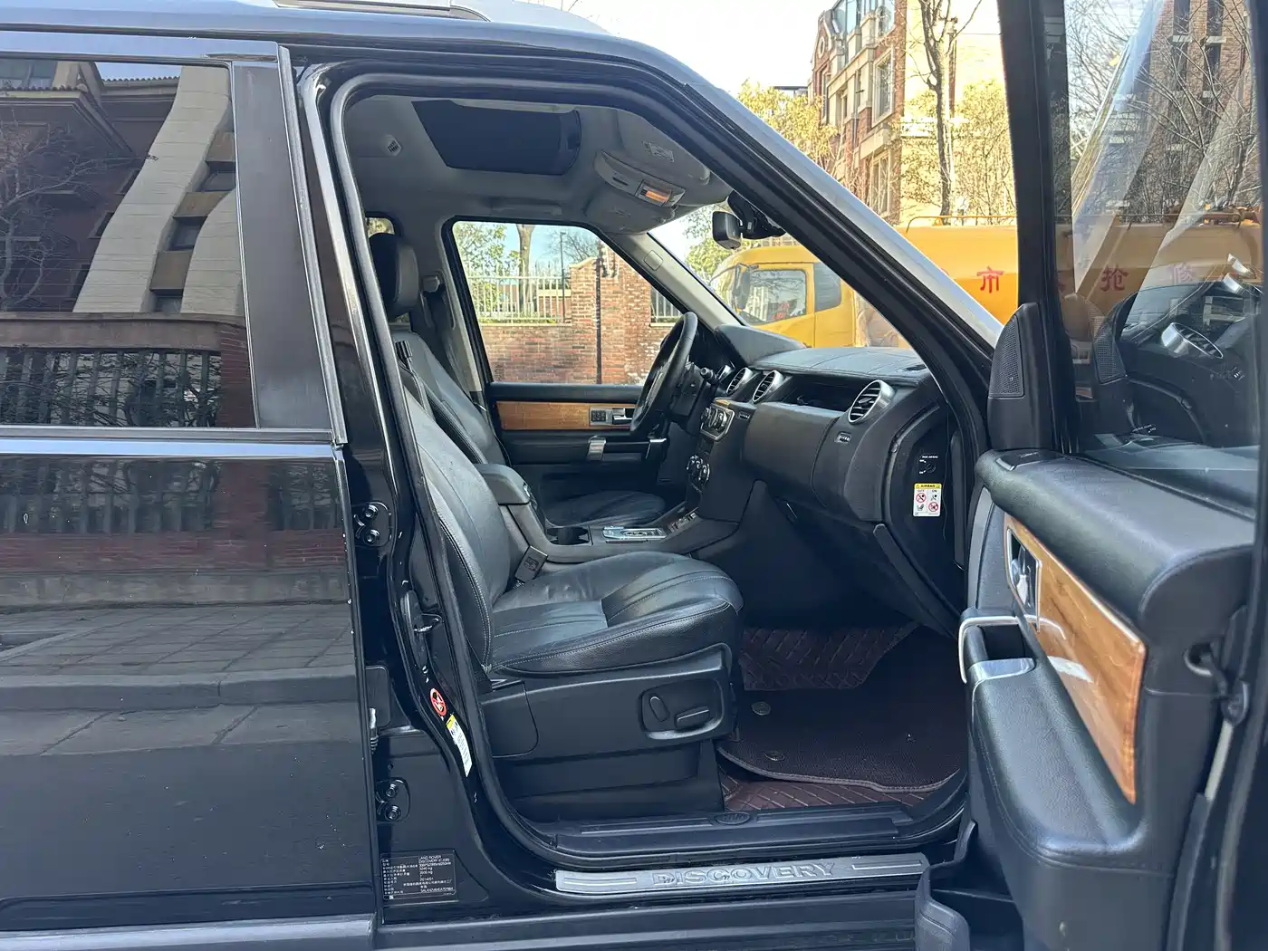 Land Rover Discovery 2015 3.0 SC V6 SE фото 6