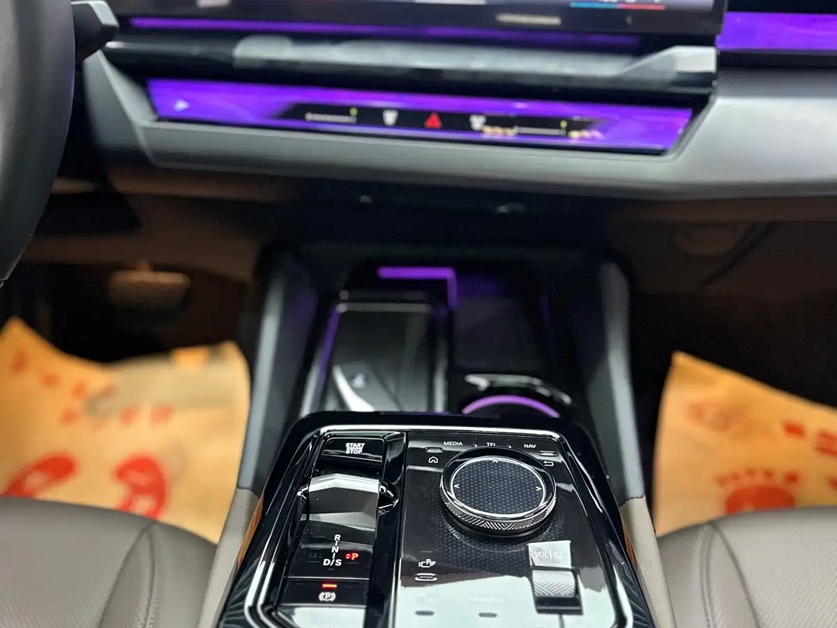 BMW 5 Series 2024 530Li Leading M Sport Package фото 12
