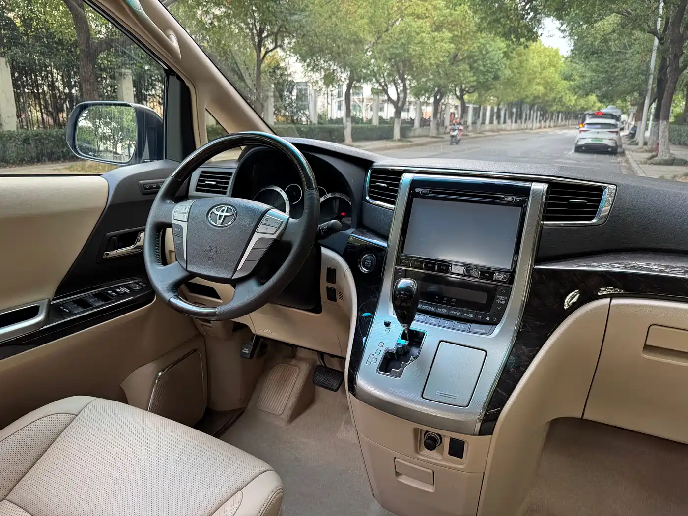 Toyota Alphard фото 12