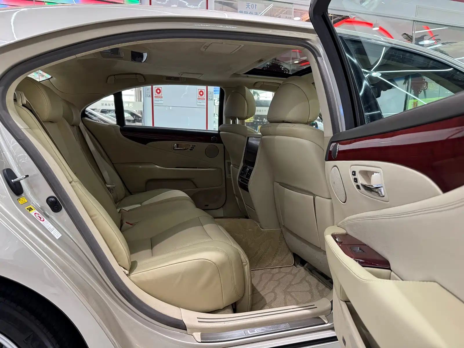 Фото 10 - Lexus LS