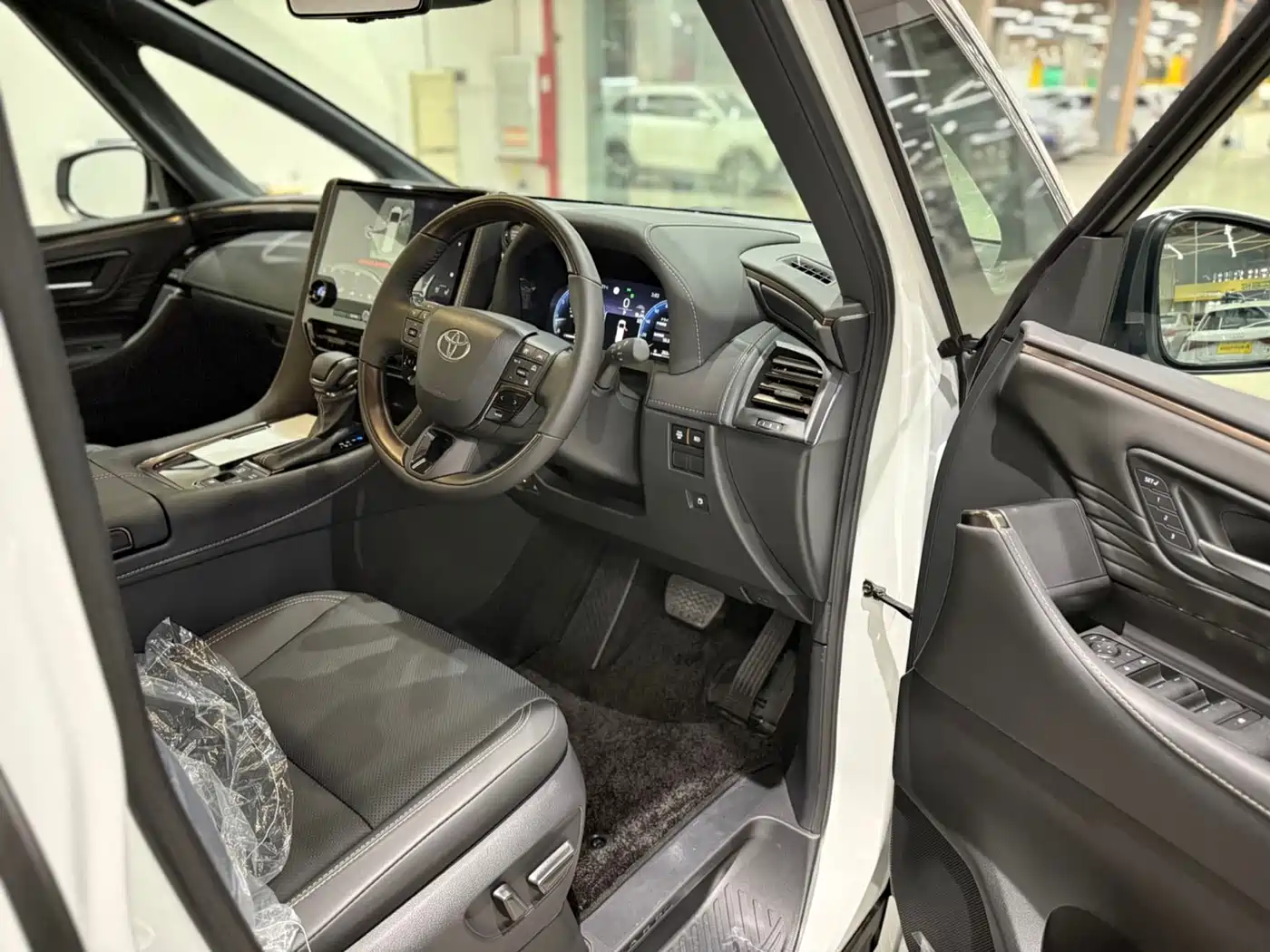 Toyota Alphard 2025 Hybrid 2.5L Ultimate Gold Edition фото 5
