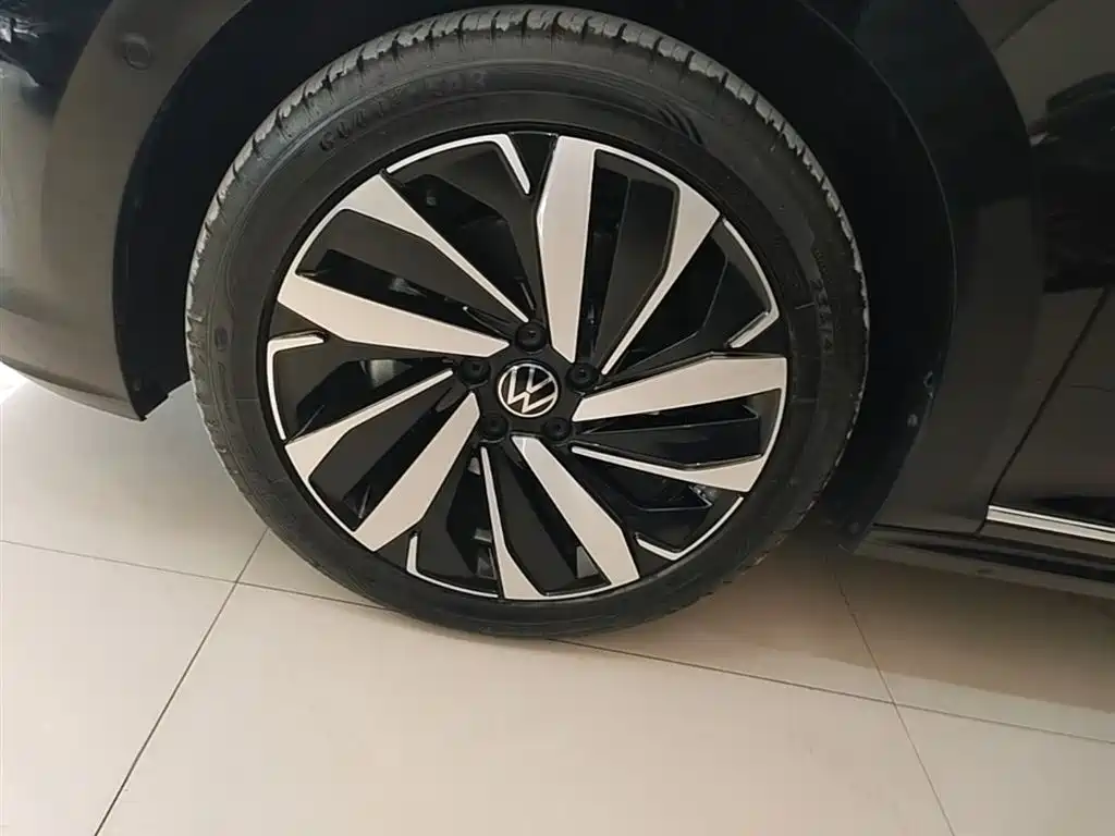 Volkswagen Passat 2024 380TSI Luxury фото 23