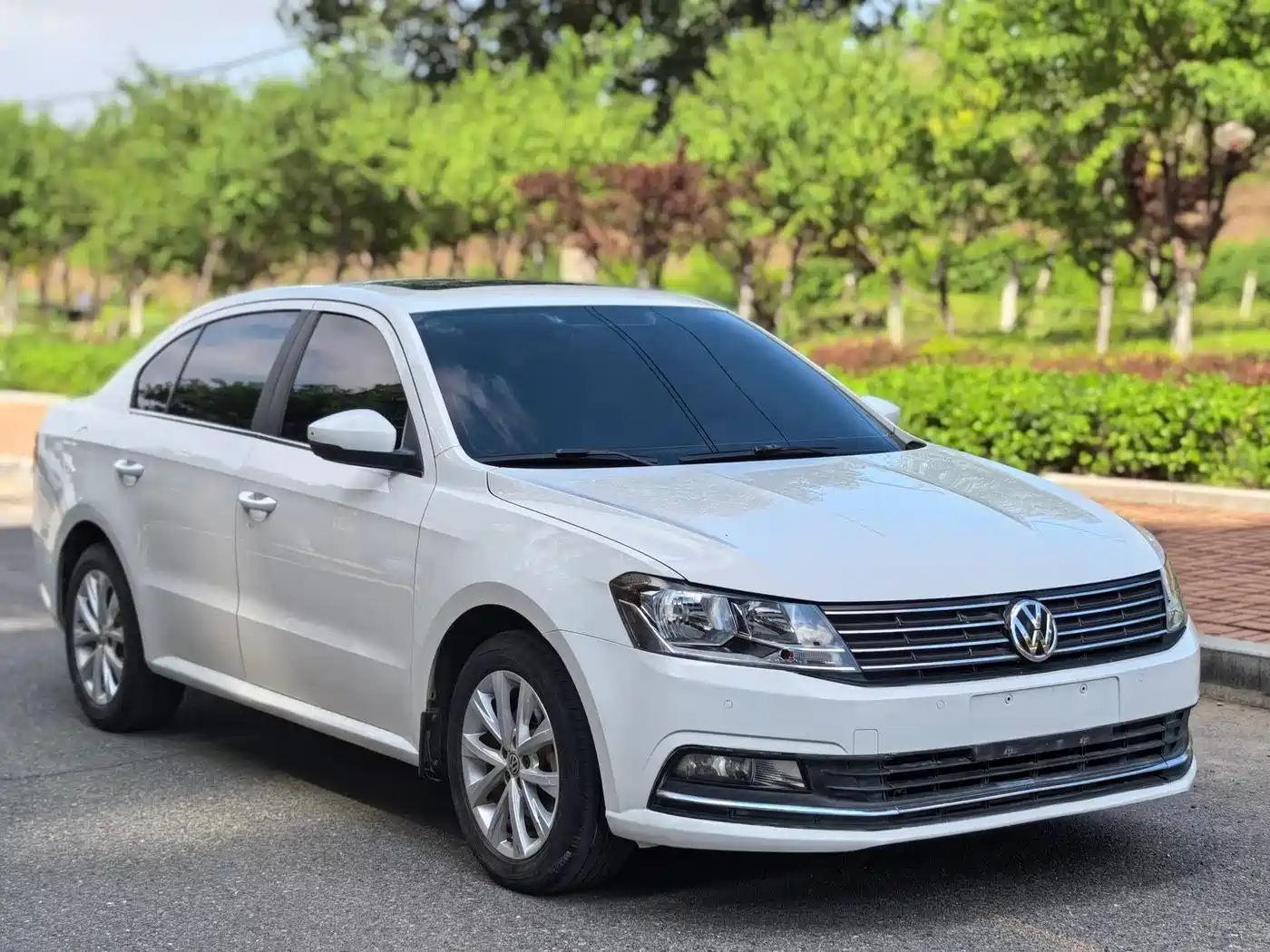 Volkswagen Lavida 2017 1.6L Automatic Comfort Edition фото 3