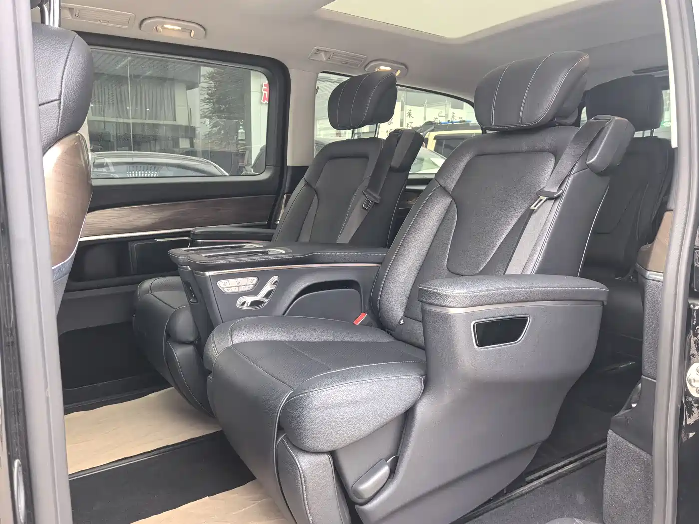 Mercedes-Benz V-Class 2021 V 260 L Long Wheelbase Premium Edition фото 7