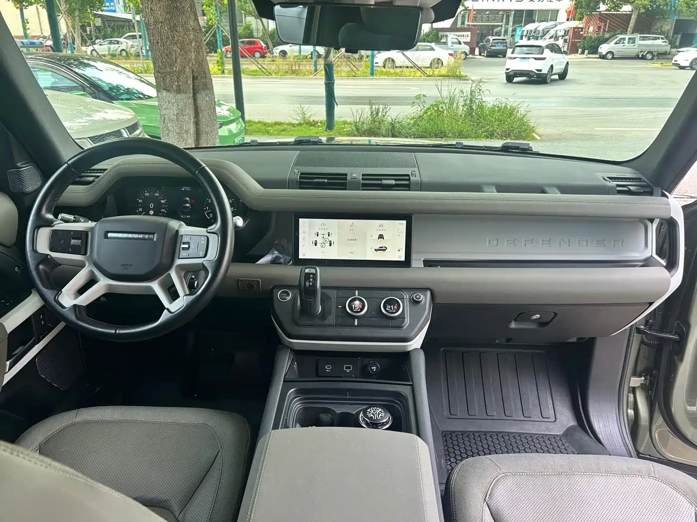 Photo 5 - Land Rover Defender