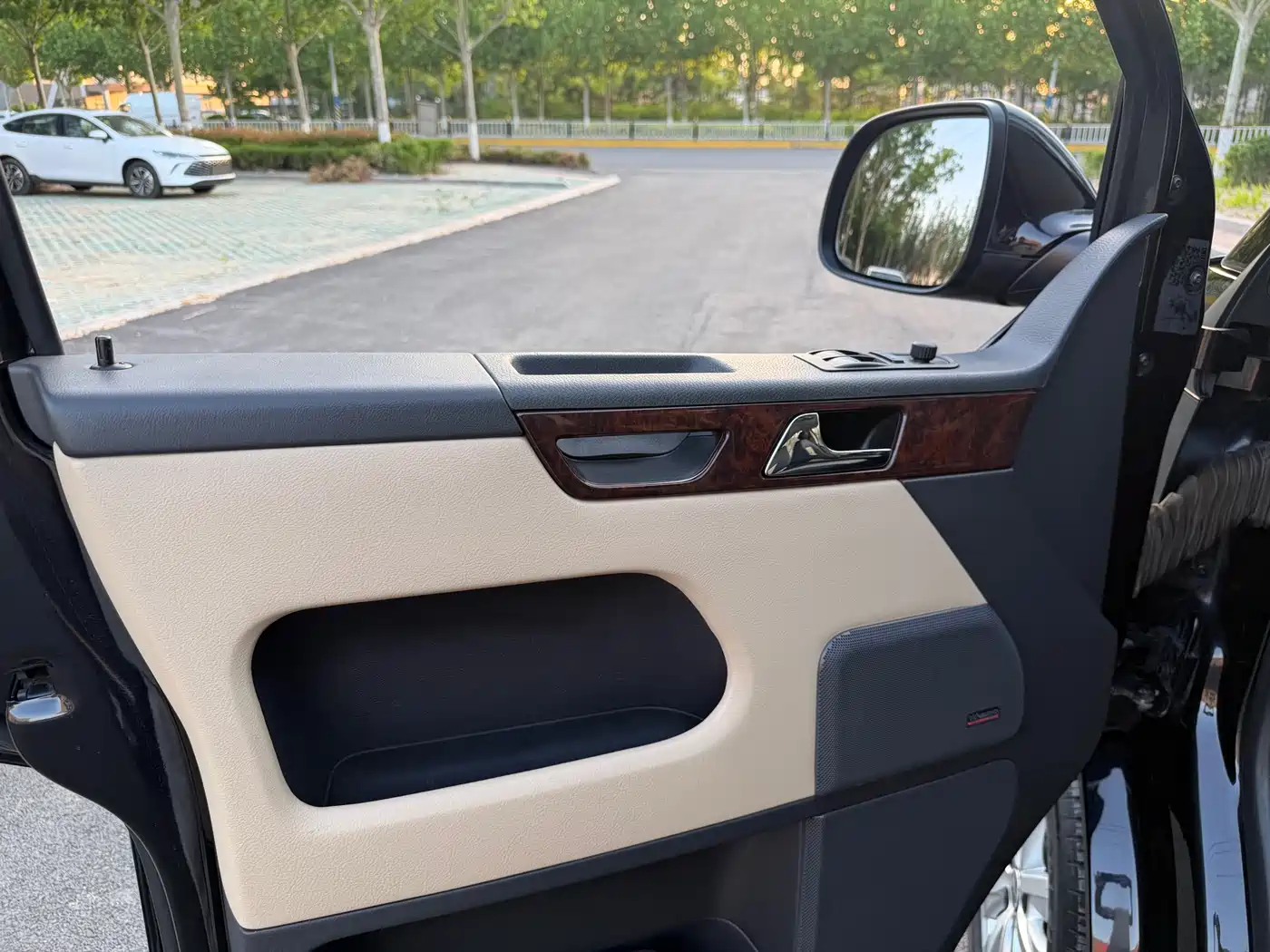 Volkswagen Multivan 2012 2.0TSI 4WD Premium фото 13